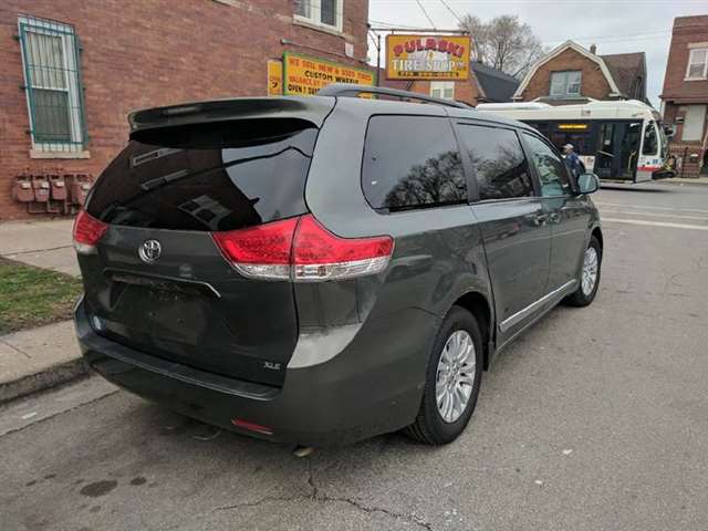 2013 Toyota Sienna XLE 7-Passenger Auto Access Seat 4dr Mini-Van